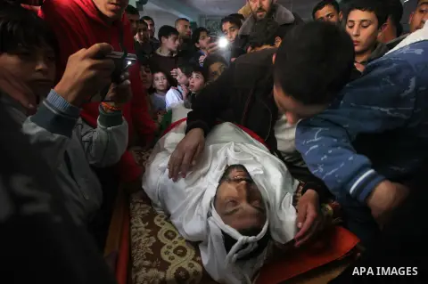 Relatives mourn over the body of Palestinian fisherman Tawfiq Abu Reala during his funeral at Shatti refugee camp in Gaza City March 7, 2015. The Israeli navy opened fire on boats off the coast of the Gaza Strip on Satur...