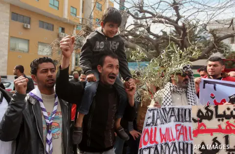 Palestinians take part in a demonstration in Gaza city, on March 16, 2015. Photo by Ashraf Amra