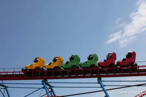 Palestinians enjoy playing games at an amusement park to mark the anniversary of Mother's Day, in Gaza City March 21, 2015. Photo by Ashraf Amra