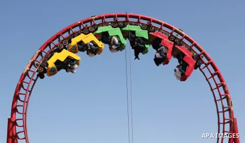Palestinians enjoy playing games at an amusement park to mark the anniversary of Mother's Day, in Gaza City March 21, 2015. Photo by Ashraf Amra