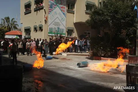 Palestinian Civil Defense members and students take part in a drill at a scene simulating a fire at University College of Applied Sciences by an Israeli air strike, in Gaza city March 24, 2015. Photo by Ashraf Amra