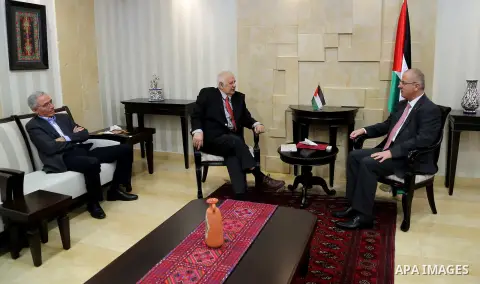 Palestinian prime minister Rami Hamdallah meet with Palestinian Central Elections Commission chief, Hanna Nasser, in the West bank city of Ramallah, on march 29, 2015. Photo by Prime Minister Office