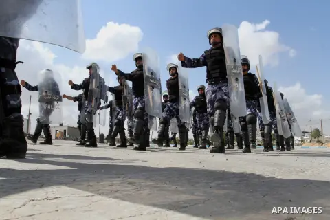 Palestinian policemen demonstrate their skills during a graduation ceremony for special security forces, in Khan Younis in the southern Gaza strip on April 11, 2015. Photo by Abed Rahim Khatib
