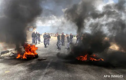 Palestinian policemen demonstrate their skills during a graduation ceremony for special security forces, in Khan Younis in the southern Gaza strip on April 11, 2015. Photo by Abed Rahim Khatib