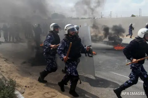 Palestinian policemen demonstrate their skills during a graduation ceremony for special security forces, in Khan Younis in the southern Gaza strip on April 11, 2015. Photo by Abed Rahim Khatib