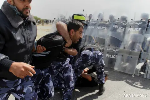 Palestinian policemen demonstrate their skills during a graduation ceremony for special security forces, in Khan Younis in the southern Gaza strip on April 11, 2015. Photo by Abed Rahim Khatib