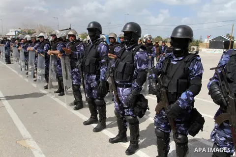 Palestinian policemen demonstrate their skills during a graduation ceremony for special security forces, in Khan Younis in the southern Gaza strip on April 11, 2015. Photo by Abed Rahim Khatib