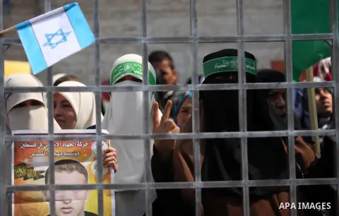Palestinian women take part in a protest calling for the release of Palestinian prisoners held in Israeli jails, outside the International Red Cross offices in Gaza City, on April 13, 2015. Photo by Ashraf Amra