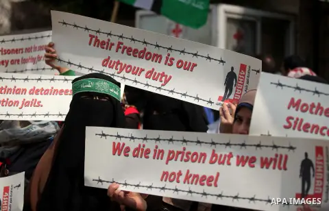 Palestinian women take part in a protest calling for the release of Palestinian prisoners held in Israeli jails, outside the International Red Cross offices in Gaza City, on April 13, 2015. Photo by Ashraf Amra