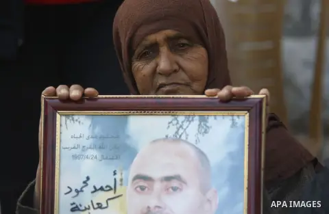 Palestinians take part in a protest calling for the release of Palestinian prisoners held in Israeli jails, outside the International Red Cross offices in the West Bank city of Ramallah, on April 14, 2015. Photo by Shadi...