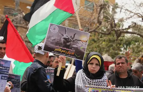 Protesters attend a rally marking Palestinian Prisoners' Day in Gaza City April 16, 2015. Palestinian human rights groups say 6,000 Palestinian prisoners remain in Israeli prisons and detention camps. Palestinian mark Pr...