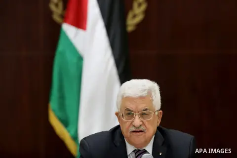 Palestinian President, Mahmoud Abbas (Abu Mazen) meets with members of the Executive Committee in the West Bank city of Ramallah on April 18, 2015. (apaimages/Fadi Arouri-POOL)