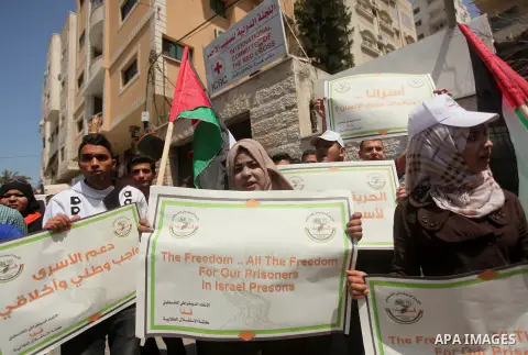 Protesters take part in a protest marking Palestinian Prisoners' Day in front of Red cross office in Gaza City April 19, 2015. Palestinian human rights groups say 6,000 Palestinian prisoners remain in Israeli prisons and...