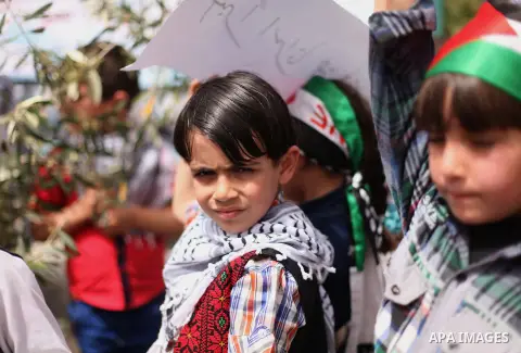 Palestinian children take part in a protest to show solidarity with prisoners held in Israeli jails, in Gaza City, on April 20, 2015. Photo by Ashraf Amra
