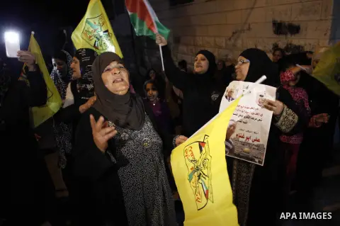 Palestinians mourn on the body of Ali Abu Ghannam during his funeral in the East Jerusalem neighbourhood of Al-tur early April 27, 2015. Israeli security forces killed Abu Ghannam on Saturday as he tried to attack them w...