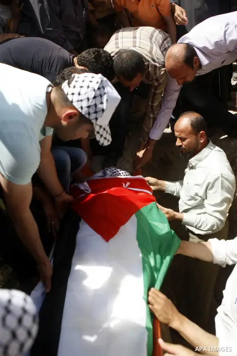 Relatives bury the body of Palestinian Mohammad Saleh, 18, during his funeral in the West Bank village of Alaraqa near Jenin April 28, 2015. Saleh shot by Israeli soldiers in the occupied West Bank died of his wounds on...