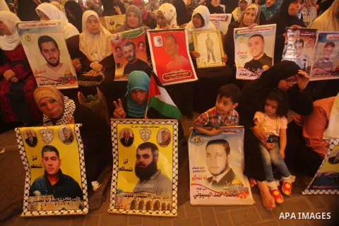 Palestinians take part in a protest demanding release the prisoners in Israeli jails, in front of Red cross office, in Gaza city, on May 4, 2015. Photo by Ashraf Amra