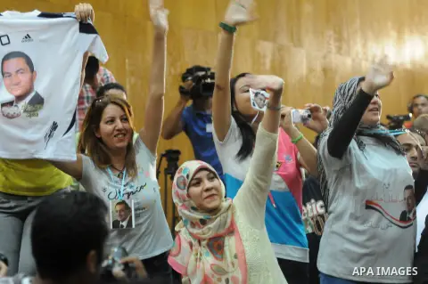 Supporters of ousted Egyptian president Hosni Mubarak hold up a tee-shirt bearing his portrait during his verdict hearing in a retrial for embezzlement on May 9, 2015 in the capital Cairo. The Egyptian court sentenced Mu...