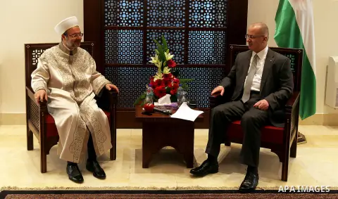 Palestinian Prime Minister Rami Hamdallah meets with Turkish minister of religious affairs Muhammad Kurmazmore in the West Bank city of Ramallah on May 19, 2015. Photo by Prime Minister Office
