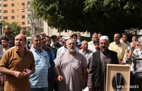 Palestinian families of martyrs take part a protest to demand their rights, in front of the headquarters of the Council of Ministers in Gaza city, on May 26, 2015. Photo by Ashraf Amra