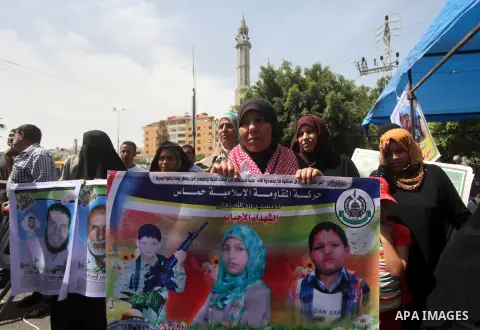 Palestinian families of martyrs take part a protest to demand their rights, in front of the headquarters of the Council of Ministers in Gaza city, on May 26, 2015. Photo by Ashraf Amra