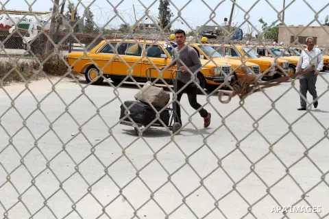 Palestinians coming from Egypt arrive to the Gaza Strip through the Rafah border crossing between Egypt and southern Gaza Strip May 26, 2015. Egyptian authorities opened the Rafah crossing on Tuesday, for the first time...