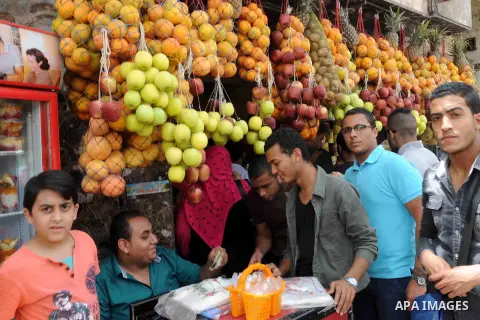 Egyptians buy fresh fruit juice in downtown Cairo on May 27, 2015. Hot weather with sandstorm hit Egypt on Wednesday, and the temperature reached 44 degree Celsius (111 degree Fahrenheit) at noon in some regions of the c...