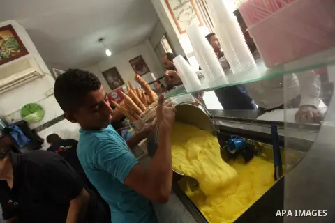 Palestinians buy ice-cream during hot weather in Gaza city on May 27, 2015. Hot weather hit Gaza Strip on Wednesday, and the temperature reached more than 39 degrees Celsius (102 degree Fahrenheit) at noon, Gazans escape...