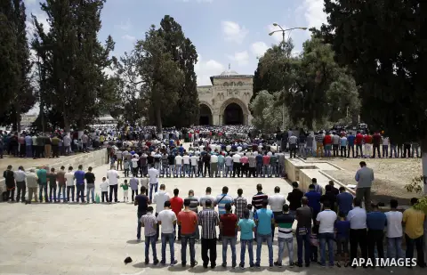 Palestinian Muslim worshipers attend Friday prayers at al-Aqsa mosque compound, in Jerusalem's old city on May 29, 2015. Photo by Saeb Awad