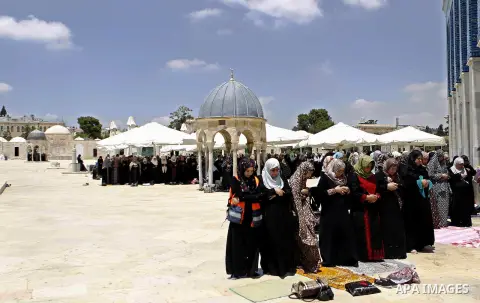 Palestinian muslim worshipers attend Friday prayers at the al-Aqsa mosque compound in Jerusalem's old city on June 5, 2015. Photo by Saeb Awad