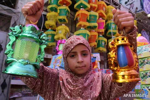 A Palestinian girl carries a traditional Ramadan lantern known as "Fanous" at a market, ahead of the holy fasting month of Ramadan in Khan Younis in the southern Gaza Strip, June 14, 2015. Photo by Abed Rahim Khatib