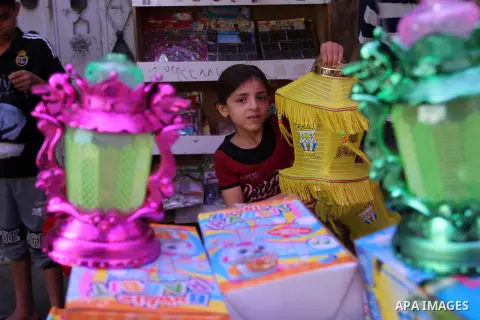 A Palestinian girl carries a traditional Ramadan lantern known as "Fanous" at a market, ahead of the holy fasting month of Ramadan in Khan Younis in the southern Gaza Strip, June 14, 2015. Photo by Abed Rahim Khatib
