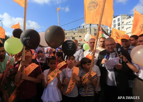 Palestinians hold ballons with Arabic writing reads "boycott", during a rally calling to boycott Israeli products in Gaza city on June 14, 2015. The international BDS (boycott, divestment and sanctions) campaign, that pu...