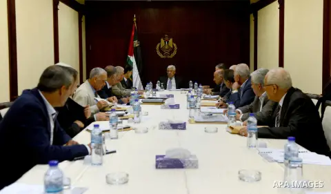 Palestinian President Mahmoud Abbas meets with members of the Central Committee of the Fatah movement, in the West Bank city of Ramallah, June 16, 2015. Photo by Osama Falah