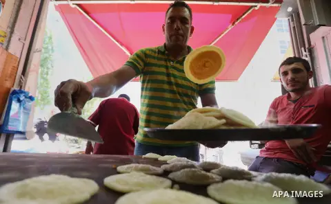 A Palestinian vendor prepares traditional pancakes known as ''Qatayef'' on the first day of the holy month of Ramadan in the West Bank city of Ramallah June 18, 2015.as the faithful prepare to start fasting. More than 1....