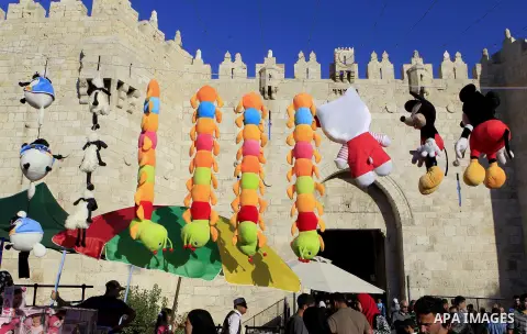 Palestinians shop in front of Damascus gate on the holy month of Ramadan, in Jerusalem's old city on June 29, 2015. During Ramadan, Muslim believers abstain from eating, drinking, smoking and having sex from dawn until s...