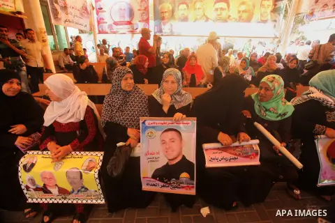 Palestinians take part in a protest demanding release the prisoners in Israeli jails, in front of Red cross office, in Gaza city, on July 27, 2015. Photo by Ashraf Amra