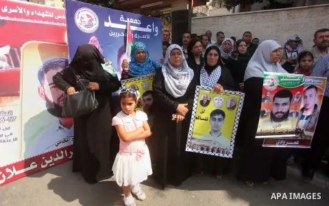 Palestinians take part in a protest demanding release the prisoners in Israeli jails, in front of Red cross office, in Gaza city, on July 27, 2015. Photo by Ashraf Amra