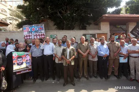 Palestinians take part in a protest demanding release the prisoners in Israeli jails, in front of Red cross office, in Gaza city, on July 27, 2015. Photo by Ashraf Amra