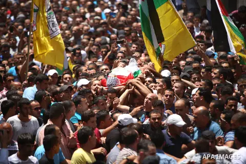 Mourners carry the body of Palestinian Mohammed Abu Latifa, 19, during his funeral in Qalandiya refugee camp, near the West Bank city of Ramallah July 27, 2015. Abu Latifa wanted on suspicion of planning a militant attac...
