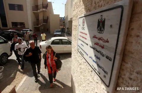 Head of the Red Cross mission in Israel and the Palestinian territories Jacques De Maio, visits the al-Aqsa Martyrs Hospital in Deir al-Balah in the northern Gaza Strip July 29, 2015. Photo by Ashraf Amra