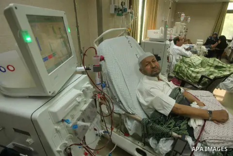 A Palestinian patient gets his kidneys washed at the dialysis department al-Aqsa Martyrs Hospital in Deir al-Balah in the northern Gaza Strip July 29, 2015. Photo by Ashraf Amra