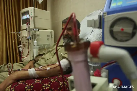 A Palestinian patient gets his kidneys washed at the dialysis department al-Aqsa Martyrs Hospital in Deir al-Balah in the northern Gaza Strip July 29, 2015. Photo by Ashraf Amra