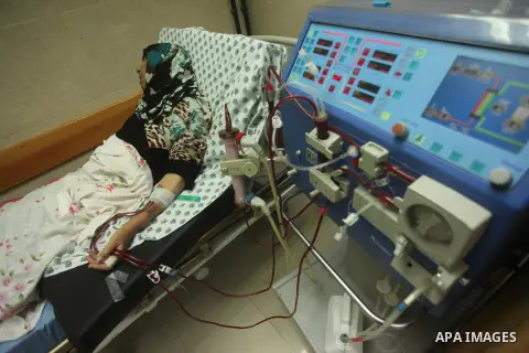 A Palestinian patient gets her kidneys washed at the dialysis department al-Aqsa Martyrs Hospital in Deir al-Balah in the northern Gaza Strip July 29, 2015. Photo by Ashraf Amra