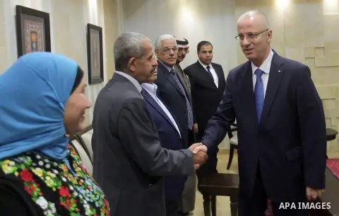 Palestinian prime minister Rami Hamdallah meets with delegation of the Jordanian parliamentary in the West Bank city of Ramallah, on July 30, 2015. Photo by Prime Minister Office