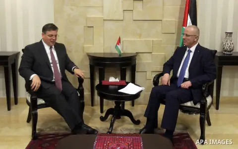 Palestinian Prime Minister Rami Hamdallah meets with the new U.S Consul General in Jerusalem, Donald Bloom, in the West Bank city of Ramallah on July 30, 2015. Photo by Prime Minister Office