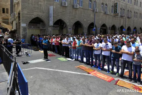 Israeli security forces stand guard as Muslim Palestinians take part in Friday noon prayers in the east Jerusalem neighbourhood of Ras al-Amud on July 31, 2015, following restrictions by Israeli police to allow entry to...