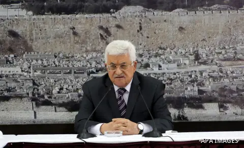 Palestinian President Mahmoud Abbas meets with the members of Palestinian leadership, at his headquarter in the West Bank city of Ramallah on July 31, 2015. Photo by Osama Falah