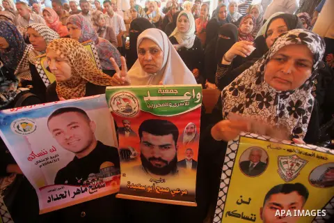 Palestinians take part in a protest demanding release the prisoners in Israeli jails, in front of Red cross office, in Gaza city, on on August 03, 2015. Photo by Ashraf Amra