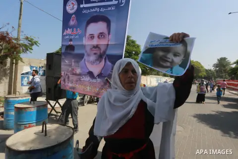 Palestinians take part in a protest demanding release the prisoners in Israeli jails, in front of Red cross office, in Gaza city, on on August 10, 2015. Photo by Mohammed Asad